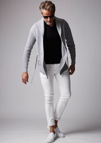 Какие слипоны носить с белыми джинсами за 50 лет мужчине в теплую погоду: Сочетание серого кардигана с отложным воротником и белых джинсов однозначно будет привлекать взоры прекрасных девушек. Очень выигрышно здесь будут выглядеть слипоны.