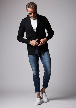С чем носить темно-синие зауженные джинсы мужчине весна: Если ты любишь смотреться модно, чувствуя себя при этом комфортно и уверенно, тебе стоит примерить это сочетание черного вязаного кардигана с отложным воротником и темно-синих зауженных джинсов. Любители экспериментов могут дополнить лук белыми слипонами из плотной ткани, тем самым добавив в него толику классики. Однозначно, такое сочетание будет смотреться чудесно в межсезонье, когда зимняя пора сменяется весной.