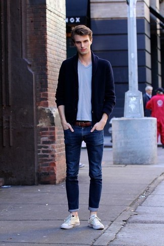 Какие кардиганы носить с темно-синими зауженными джинсами мужчине: Кардиган и темно-синие зауженные джинсы — необходимые элементы в гардеробе любителей стиля casual. В паре с этим образом наиболее уместно будут смотреться белые низкие кеды.