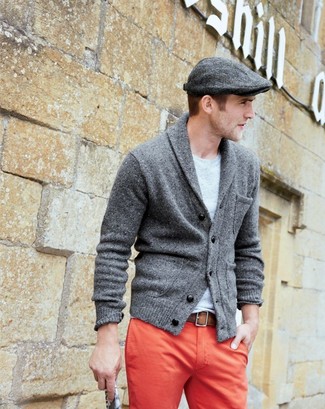 С чем носить серый кардиган с отложным воротником в 30 лет мужчине: Образ из серого кардигана с отложным воротником и красных брюк чинос — чудесный пример современного городского стиля.