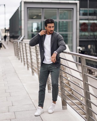 Какие брюки чинос носить с серым кардиганом в 30 лет в теплую погоду: Серый кардиган в сочетании с брюками чинос может стать классным офисным луком. Закончив лук белыми низкими кедами из плотной ткани, можно привнести в него динамичность.