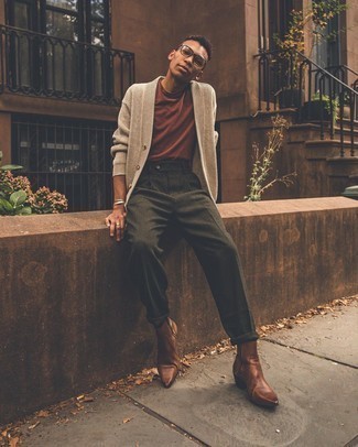 С чем носить коричневые кожаные ботинки челси в 30 лет мужчине осень: Бежевый кардиган с отложным воротником и темно-зеленые шерстяные брюки чинос в шотландскую клетку выигрышно впишутся в мужской образ в непринужденном стиле. И почему бы не добавить в повседневный лук немного стильной строгости с помощью коричневых кожаных ботинок челси? Однозначно, подобное сочетание будет смотреться прекрасно осенью.