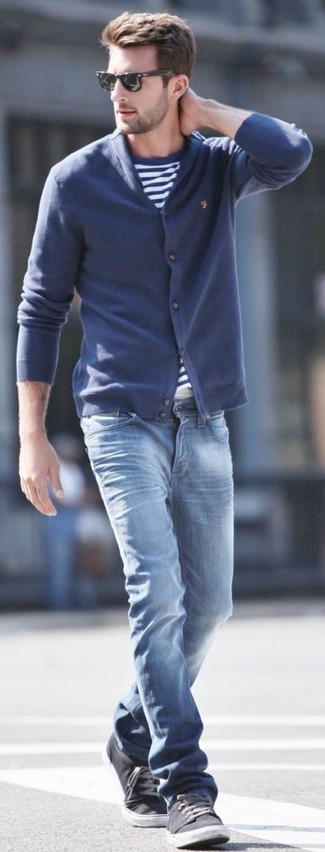 Какие джинсы носить с синим кардиганом мужчине: Если ты любишь смотреться модно, чувствуя себя при этом комфортно и нескованно, тебе стоит примерить это сочетание синего кардигана и джинсов. Пара темно-серых плимсоллов идеально гармонирует с остальными элементами ансамбля.