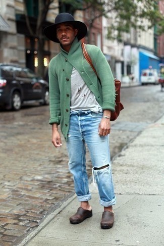 С чем носить зеленый кардиган мужчине в теплую погоду в стиле кэжуал: Зеленый кардиган и голубые рваные джинсы будут стильно смотреться в стильном гардеробе самых требовательных мужчин. Думаешь привнести в этот образ толику элегантности? Тогда в качестве обуви к этому ансамблю, стоит выбрать темно-коричневые кожаные лоферы.