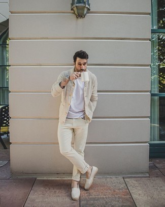 С чем носить кардиган за 40 лет мужчине в теплую погоду в стиле кэжуал: Образ из кардигана и бежевых джинсов смотрится привлекательно и модно. В сочетании с этим образом наиболее уместно будут выглядеть белые эспадрильи из плотной ткани.