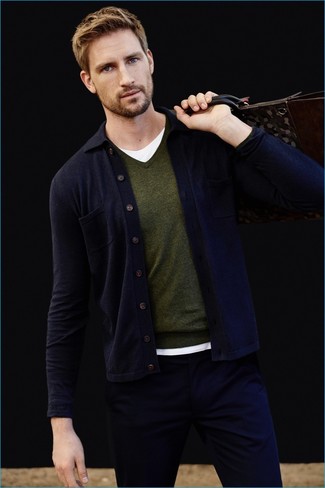 С чем носить табачную большую сумку мужчине в стиле кэжуал: Оливковый свитер с v-образным вырезом и табачная большая сумка — замечательное решение для джентльменов, которые постоянно в движении.