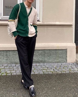 С чем носить темно-зеленый кардиган в 20 лет мужчине: Темно-зеленый кардиган и черные брюки чинос — неотъемлемые составляющие в гардеробе мужчин с чувством стиля. Хотел бы привнести в этот лук толику классики? Тогда в качестве дополнения к этому ансамблю, обрати внимание на черные кожаные лоферы.