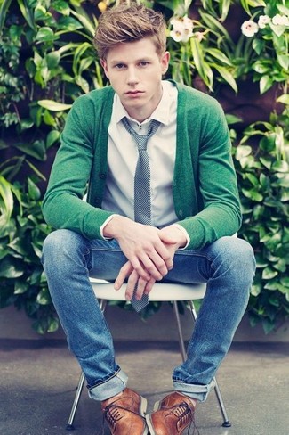 С чем носить зеленый кардиган мужчине: Зеленый кардиган и синие джинсы — обязательные элементы в гардеробе парней с чувством стиля. Такой образ обретет новое прочтение в сочетании с светло-коричневыми кожаными брогами.