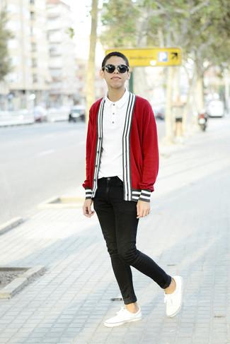 Модный лук: красный кардиган, белая футболка-поло, черные зауженные джинсы, белые низкие кеды