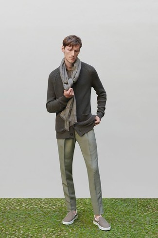 С чем носить слипоны в 30 лет мужчине в теплую погоду: Темно-серый кардиган и серые классические брюки — воплощение изысканного мужского стиля. Почему бы не привнести в этот образ немного легкости с помощью слипонов?