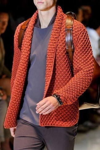 С чем носить коричневый шелковый шарф в 20 лет мужчине: Сочетание оранжевого вязаного кардигана и коричневого шелкового шарфа пользуется большим спросом среди ценителей комфортной одежды.