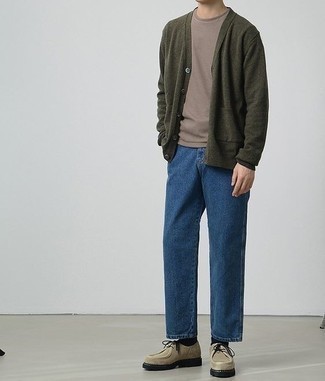 С чем носить джинсы мужчине: Оливковый кардиган чудесно гармонирует с джинсами. Бежевые замшевые ботинки дезерты становятся великолепным дополнением к твоему луку.