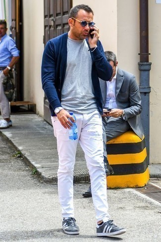 С чем носить синий кардиган мужчине в спортивном стиле: Синий кардиган и белые рваные джинсы — превосходная формула для создания привлекательного и практичного лука. Серые замшевые низкие кеды стильно впишутся в лук.