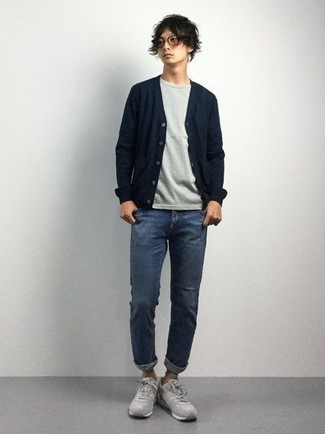 Какие джинсы носить с темно-синим кардиганом мужчине осень в стиле кэжуал: Темно-синий кардиган и джинсы — хороший вариант для расслабленного, но модного мужского лука. Нравится рисковать? Тогда дополни образ серыми кроссовками. Разумеется, подобный ансамбль будет замечательной идеей для изменчивой осенней погоды.
