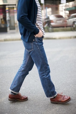Как носить бело-красную футболку с круглым вырезом в горизонтальную полоску с темно-синими джинсами мужчине: Если ты ценишь комфорт и функциональность, бело-красная футболка с круглым вырезом в горизонтальную полоску и темно-синие джинсы — великолепный выбор для стильного мужского ансамбля на каждый день. Что же до обуви, можешь отдать предпочтение классическому стилю и выбрать коричневые кожаные туфли дерби.