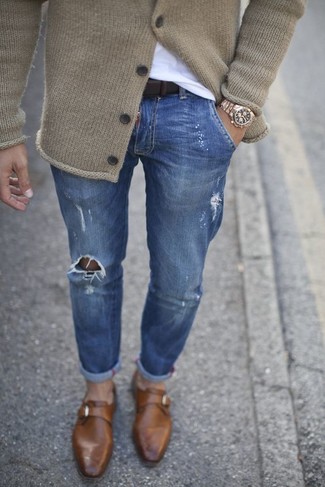 Как носить кардиган с зауженными джинсами мужчине: Если в одежде ты делаешь ставку на комфорт и практичность, кардиган и зауженные джинсы — замечательный выбор для модного повседневного мужского лука. Думаешь сделать образ немного элегантнее? Тогда в качестве обуви к этому образу, выбери коричневые кожаные монки.