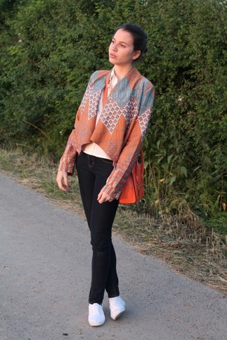 Модный лук: оранжевое кимоно с геометрическим рисунком, бежевая классическая рубашка, черные джинсы скинни, белые эспадрильи