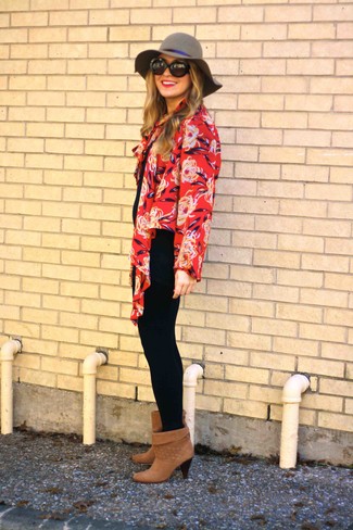 Модный лук: красное кимоно с цветочным принтом, черные леггинсы, коричневые замшевые ботильоны, серая шерстяная шляпа