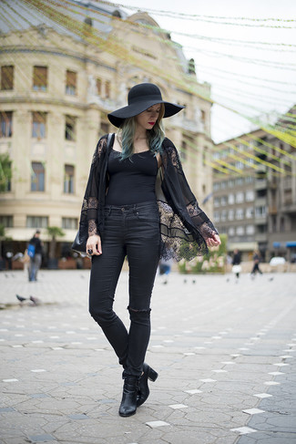 Как носить черные джинсы с черными кожаными ботильонами: Сочетание черного кружевного кимоно и черных джинсов пользуется особой популярностью среди ценительниц комфорта. Черные кожаные ботильоны становятся замечательным дополнением к твоему ансамблю.