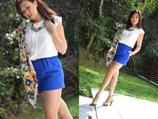 Какое кимоно носить с синими шортами лето в стиле смарт-кэжуал: Кимоно и синие шорты — необходимые вещи в гардеробе женщин с превосходным чувством стиля. Разнообразить образ и добавить в него чуточку классики помогут бежевые замшевые ботильоны на шнуровке. Такое сочетание обеспечивает тебе ощущение комфорта в знойную погоду.