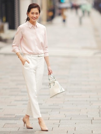 С чем носить светло-коричневые кожаные туфли: Розовая классическая рубашка в паре с белыми брюками-галифе может стать хорошим луком для офиса. Прекрасно здесь будут смотреться светло-коричневые кожаные туфли.