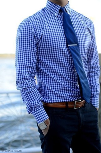 С чем носить темно-синюю классическую рубашку в мелкую клетку мужчине в теплую погоду: Темно-синяя классическая рубашка в мелкую клетку и темно-синие брюки чинос — великолепный выбор для создания мужского лука в стиле business casual.