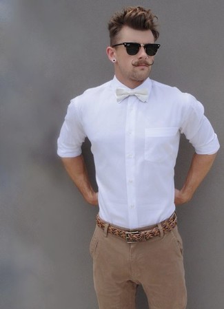 С чем носить белый галстук-бабочку мужчине в стиле смарт-кэжуал: Стильное сочетание белой классической рубашки и белого галстука-бабочки подходит для тех случаев, когда комфорт ставится превыше всего.