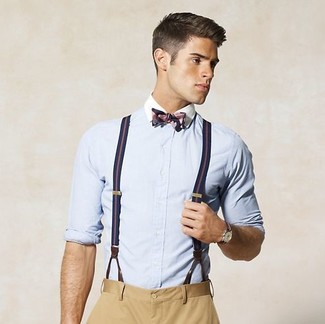 С чем носить галстук-бабочку мужчине: Для выходного дня в компании друзей идеально подходит сочетание голубой классической рубашки из шамбре и галстука-бабочки.