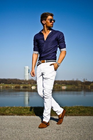 Модный лук: темно-синяя классическая рубашка из шамбре, белые брюки чинос, коричневые замшевые лоферы, бело-черный ремень из плотной ткани в горизонтальную полоску