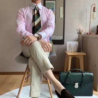 Модный лук: розовая классическая рубашка, бежевые брюки чинос, темно-коричневые замшевые лоферы, темно-зеленый кожаный портфель