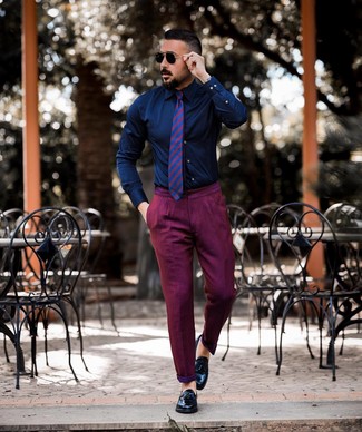 С чем носить пурпурный галстук в горизонтальную полоску мужчине в стиле смарт-кэжуал: Несмотря на то, что этот лук выглядит достаточно выдержанно, тандем темно-синей классической рубашки и пурпурного галстука в горизонтальную полоску является неизменным выбором стильных мужчин, неизменно покоряя при этом сердца прекрасных дам. Пара черных кожаных лоферов с кисточками прекрасно гармонирует с остальными элементами ансамбля.