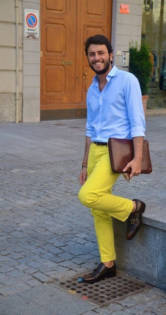 С чем носить желтые брюки чинос в стиле смарт-кэжуал: Голубая классическая рубашка и желтые брюки чинос — неотъемлемые вещи в по модем мужском гардеробе. Хочешь сделать образ немного строже? Тогда в качестве обуви к этому ансамблю, обрати внимание на темно-коричневые кожаные монки с двумя ремешками.