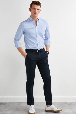 Какие брюки чинос носить с голубой классической рубашкой лето: Голубая классическая рубашка и брюки чинос помогут составить гармоничный стильный лук. Белые кожаные низкие кеды создадут легкое настроение. Великолепный выбор на лето.