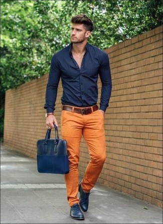 Какие оксфорды носить с темно-синей классической рубашкой: Если ты приписываешь себя к той немногочисленной категории джентльменов, способных разбираться в трендах, тебе понравится дуэт темно-синей классической рубашки и оранжевых брюк чинос. Теперь почему бы не привнести в повседневный образ чуточку стильной строгости с помощью оксфордов?