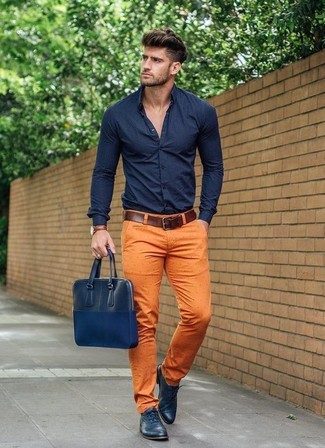 С чем носить темно-синюю классическую рубашку в 20 лет мужчине в деловом стиле: Темно-синяя классическая рубашка и оранжевые брюки чинос — выбирай этот ансамбль, если не боишься находиться в центре внимания. Хотел бы сделать лук немного элегантнее? Тогда в качестве обуви к этому луку, выбирай темно-синие кожаные оксфорды.