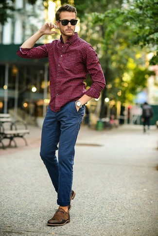 С чем носить красную рубашку в 30 лет мужчине в стиле смарт-кэжуал: Красная рубашка в сочетании с темно-синими брюками чинос позволит выразить твою индивидуальность и выгодно выделиться из серой массы. Не прочь добавить в этот образ немного строгости? Тогда в качестве дополнения к этому луку, стоит обратить внимание на темно-коричневые кожаные оксфорды.