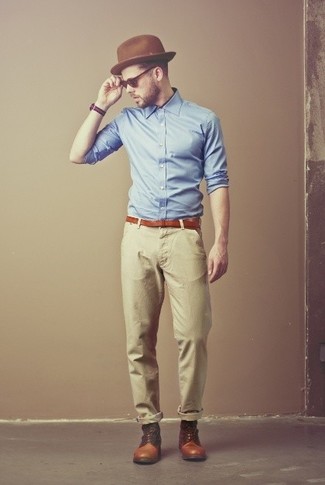Модный лук: синяя классическая рубашка, светло-коричневые брюки чинос, коричневые кожаные повседневные ботинки, коричневая шерстяная шляпа