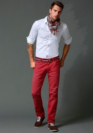 Модный лук: белая классическая рубашка, красные брюки чинос, темно-коричневые замшевые топсайдеры, бело-красно-синий ремень из плотной ткани в горизонтальную полоску
