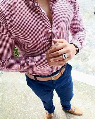 С чем носить бело-красную классическую рубашку в 20 лет мужчине в теплую погоду в стиле смарт-кэжуал: Бело-красная классическая рубашка и синие брюки чинос — хороший выбор для приверженцев дресс-кода смарт-кэжуал. Любители смелых вариантов могут завершить ансамбль светло-коричневыми замшевыми топсайдерами.
