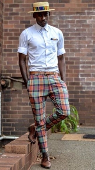 Какие классические рубашки носить с разноцветными брюками чинос в 30 лет: Дуэт классической рубашки и разноцветных брюк чинос позволит создать элегантный и актуальный мужской образ. Любишь экспериментировать? Закончи лук коричневыми кожаными туфлями дерби.