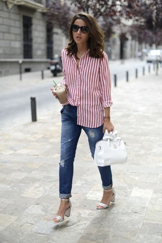 С чем носить бело-красную классическую рубашку в вертикальную полоску в 30 лет женщине: Бело-красная классическая рубашка в вертикальную полоску и синие рваные джинсы-бойфренды — классная формула для воплощения модного и практичного лука. Что же до обуви, серебряные кожаные босоножки на каблуке — самый выигрышный вариант.