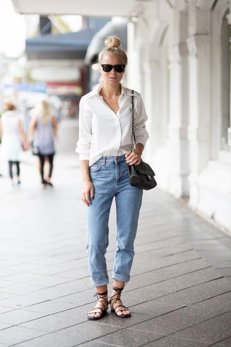 Как носить джинсы с сандалиями на плоской подошве: Белая классическая рубашка и джинсы — неотъемлемые предметы в гардеробе девушек с хорошим вкусом в одежде. Тебе нравятся смелые сочетания? Заверши свой лук сандалиями на плоской подошве.