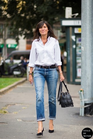 Как носить классическую рубашку с джинсами-бойфрендами: Классическая рубашка в паре с джинсами-бойфрендами позволит выразить твой уникальный стиль. Переходя к, можно завершить лук черными замшевыми туфлями.