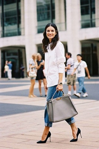 С чем носить синие джинсы-бойфренды: Белая классическая рубашка и синие джинсы-бойфренды — неотъемлемые вещи в гардеробе женского пола с чувством стиля. Черные замшевые туфли становятся замечательным дополнением к твоему наряду.
