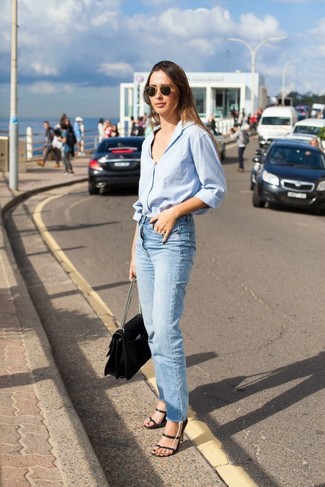 С чем носить бирюзовые джинсы в 30 лет женщине лето: Тандем голубой классической рубашки и бирюзовых джинсов позволит составить необычный образ в повседневном стиле. В качестве завершения этого образа здесь напрашиваются черные кожаные босоножки на каблуке. В таком наряде будет очень комфортно, когда за окном очень жарко.