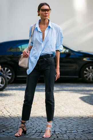 С чем носить черные джинсы в 30 лет женщине в деловом стиле: Если ты из той категории леди, которые разбираются в моде, тебе придется по вкусу ансамбль из голубой классической рубашки и черных джинсов. Белые кожаные босоножки на каблуке чудесно дополнят этот ансамбль.