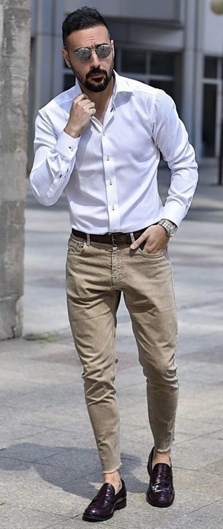 С чем носить фиолетовые кожаные лоферы мужчине: Белая классическая рубашка и светло-коричневые джинсы помогут создать необычный мужской образ для работы в офисе. Такой лук обретает новое прочтение в сочетании с фиолетовыми кожаными лоферами.