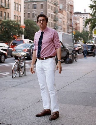 С чем носить бело-красную классическую рубашку в клетку мужчине в теплую погоду: Бело-красная классическая рубашка в клетку в сочетании с белыми джинсами поможет составить стильный, и в то же время мужественный лук. Уравновесить лук и добавить в него толику классики позволят коричневые кожаные монки с двумя ремешками.