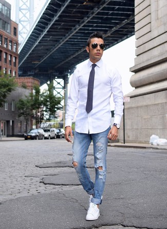 Модный лук: белая классическая рубашка, синие рваные джинсы, белые низкие кеды, темно-сине-белый галстук в горошек
