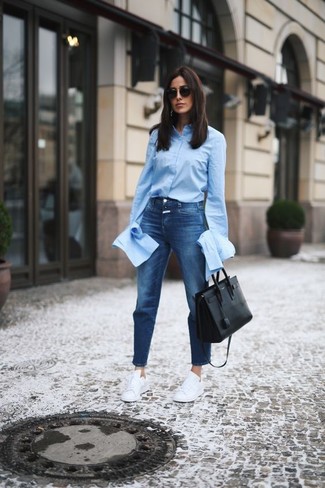 Как носить синие джинсы с голубой классической рубашкой женщине: Тандем голубой классической рубашки и синих джинсов выглядит очень классно и необычно. Подбирая обувь, можно немного поиграться и закончить образ белыми плимсоллами.